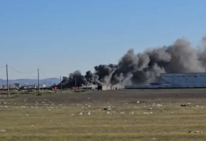 Flakë dhe tym në Durrës, digjen tre autobusë të parkuar