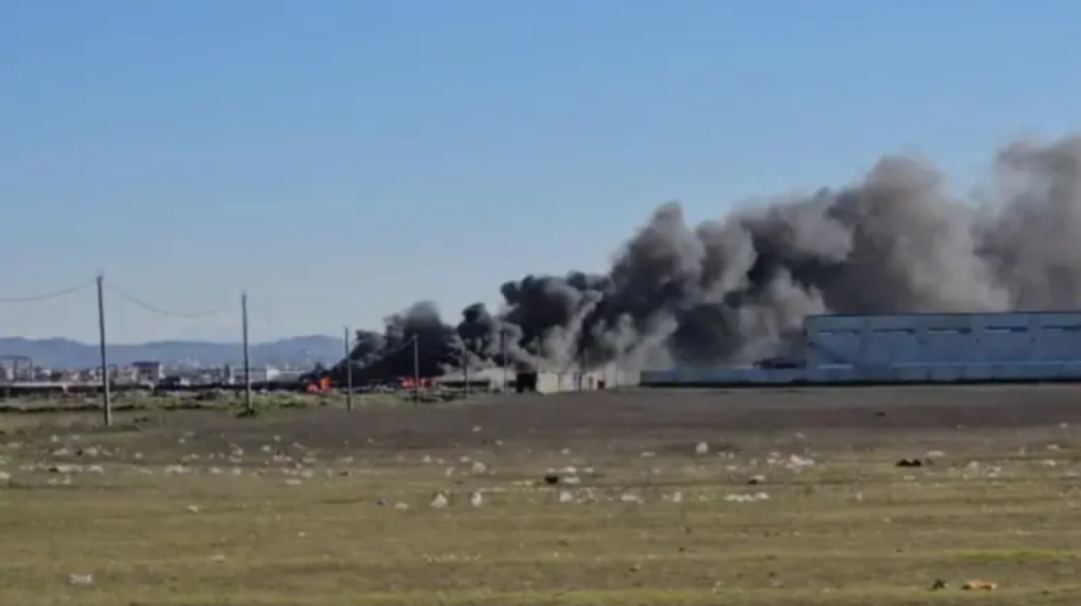 Flakë dhe tym në Durrës, digjen tre autobusë të parkuar