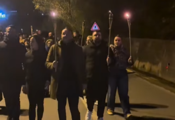 “Hajdut, hajdut, jep dorëheqjen!” Klevis Balliu e deputetë të tjerë të PD  i shkojnë Ramës në Surrel