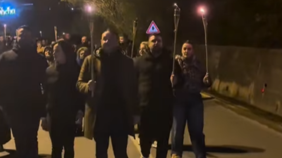 “Hajdut, hajdut, jep dorëheqjen!” Klevis Balliu e deputetë të tjerë të PD  i shkojnë Ramës në Surrel