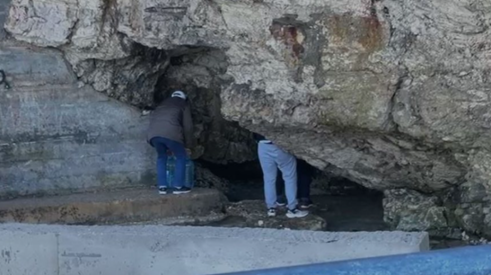 Vlora, në ditën e tretë pa ujë, spitali furnizohet me autobote