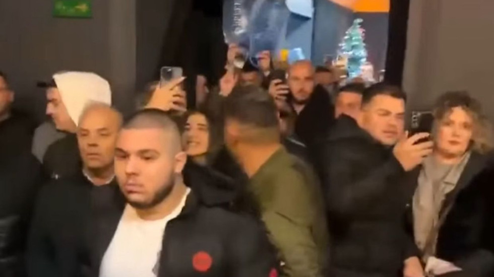 “Duam ujë”, me bidona në duar qytetarët e Vlorës në protestë, ndërpresin mbrëmjen gala në teatrin “Petro Marko"