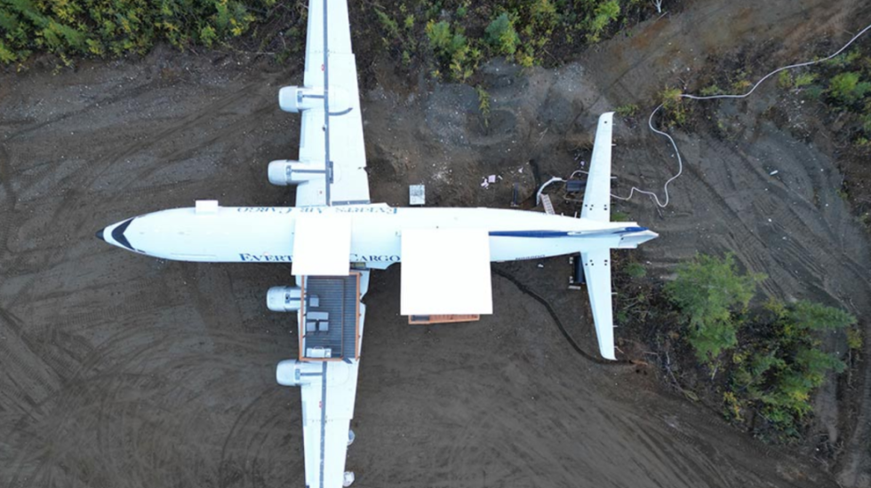 Piloti lë punën dhe e merr avionin në “shtëpi”