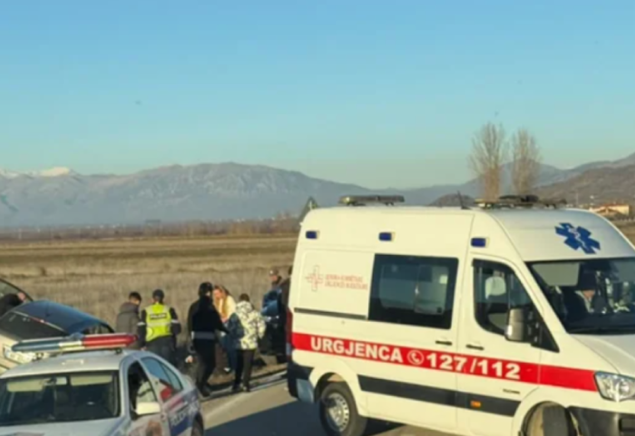 Aksident në Korçë, makina del nga rruga, plagosen të rinjtë