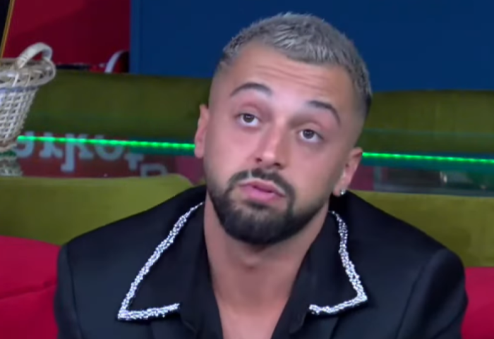 Tre muaj pasi humbi vëllanë në aksident, Gjesti zbulon kur do të rikthehet në skenë