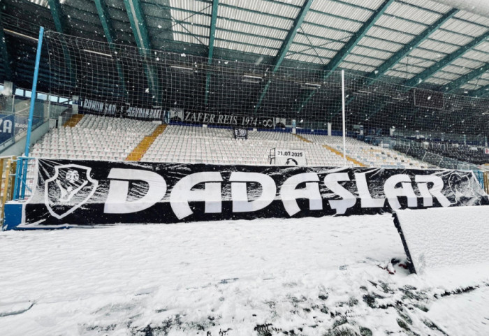 Futboll mes “acarit”, lojtarët pijnë çaj në fushë