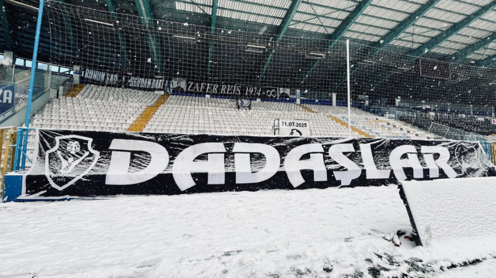 Futboll mes “acarit”, lojtarët pijnë çaj në fushë