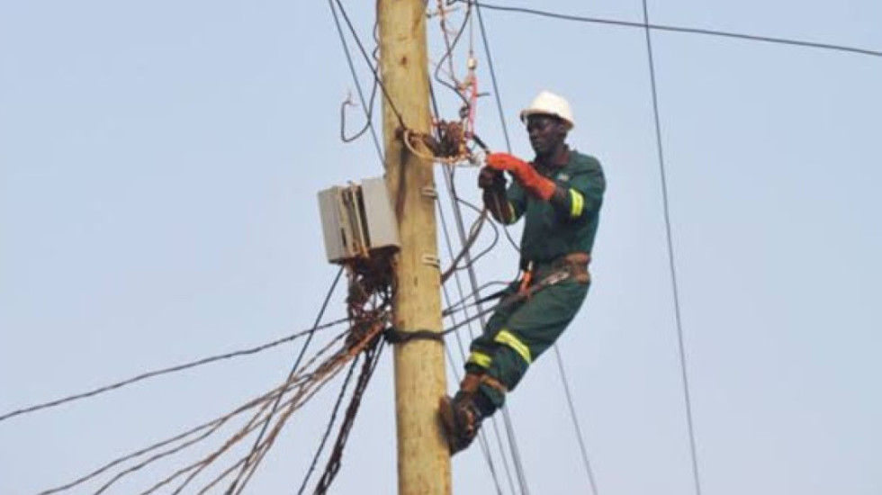 Fshati në festë, banorët gëzojnë kur vjen elektriciteti për herë të parë