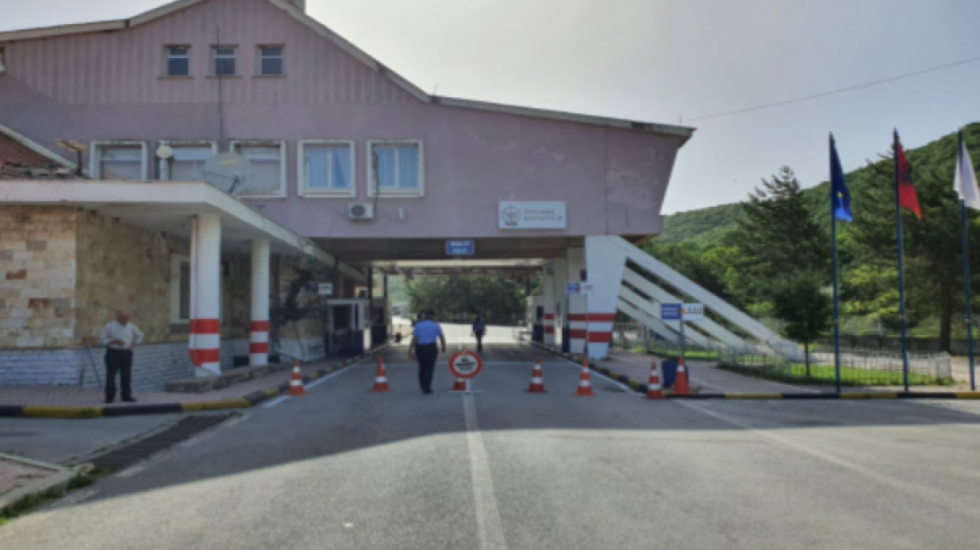 Bllokohet Qafë Thana dhe Kapshtica, shkak protesta e fermerëve grekë dhe një aksident