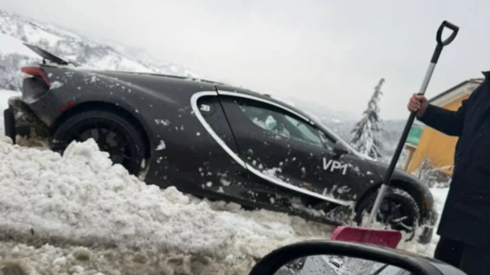 Milionat s’blejnë çdo gjë, edhe Bugatti ngec në dëborë