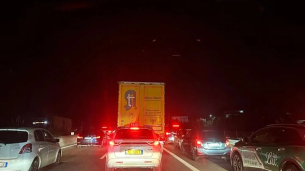 Elbasani i bllokuar nga trafiku, kolona kilometrike në çdo hyrje-dalje