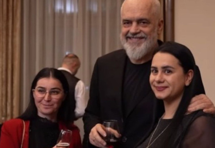 Rama mbledh PS e Tiranës për fundvit, ngre dolli për punën e çdo anëtari