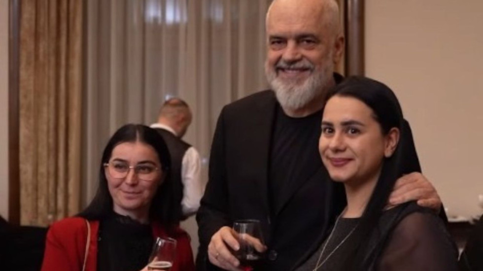 Rama mbledh PS e Tiranës për fundvit, ngre dolli për punën e çdo anëtari