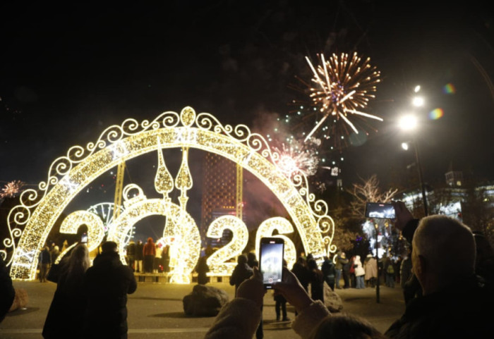 FOTO- Festë me ngjyra në çdo qytet, Shqipëria mirëpret natën e ndërrimit të viteve