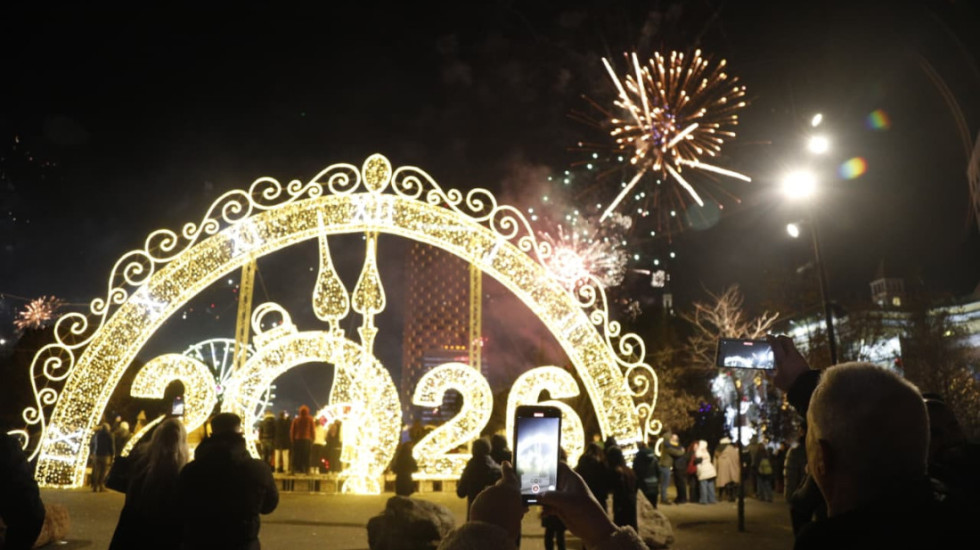 FOTO- Festë me ngjyra në çdo qytet, Shqipëria mirëpret natën e ndërrimit të viteve