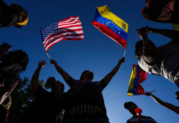 Venezuelianët nëpër botë festojnë pas arrestimit të Nicolás Maduro