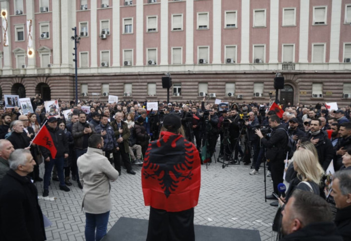 Çështja “Balluku”, nis protesta para Kryeministrisë