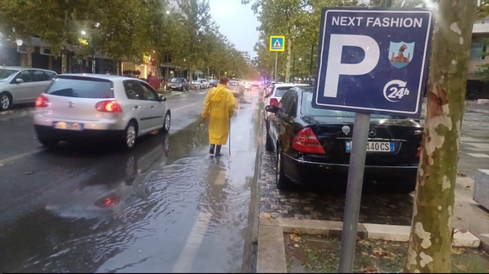 Alarmi për rreshje të dëndura në Vlorë, qytetarët paralajmërohen rreth përmbytjeve