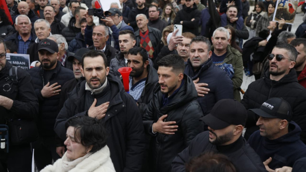 Tensione dhe përplasje gjatë protestës së “Shqipëria Bëhet” para Kryeministrisë