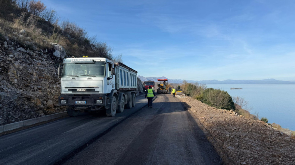 Hidhen shtresat asfaltike, drejt përfundimit rruga e re që lidh Shqipërinë me Malin e Zi