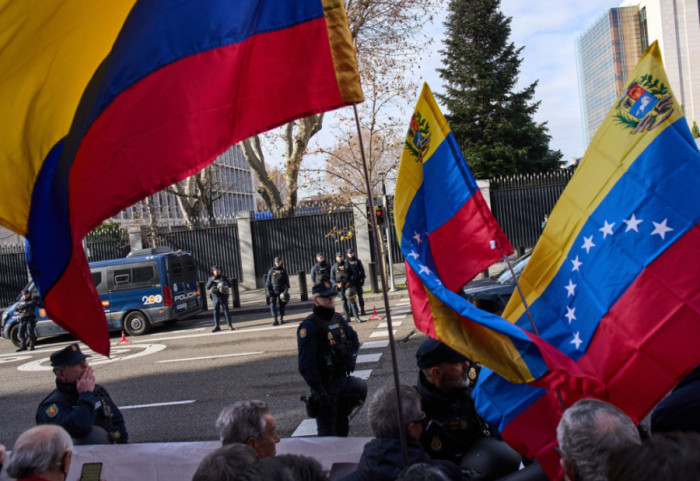 Arrestimi i Maduros, protesta masive jashtë ambasadës amerikane në Madrid