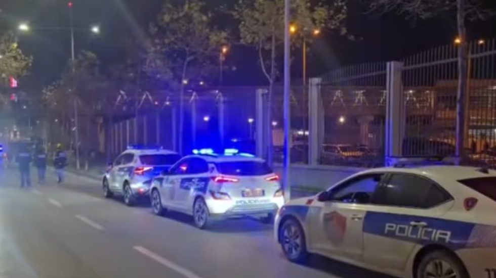 Konflikohet me dy kushërinjtë, plagoset me armë 45-vjeçari