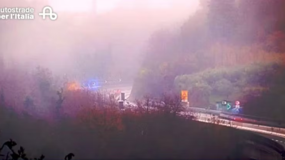 Bllokohet autostrada në Itali, grabitet një tjetër mjet i blinduar