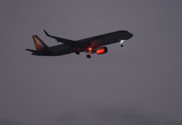 Motori i avionit përfshihet nga flakët mbi Itali