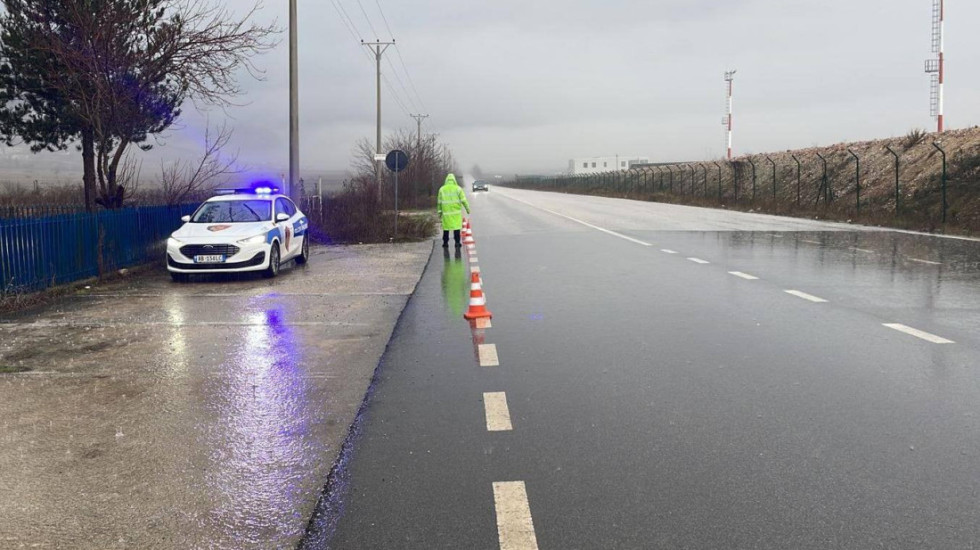 Njoftimi i policisë, disa akse rrugore të bllokuara nga përmbytjet