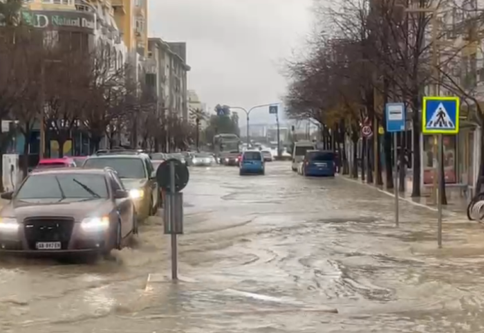 Shqipëria nën ujë, përmbytjet shkaktojnë dëme, ndërpritet energjia, pezullohet dhe mësimi