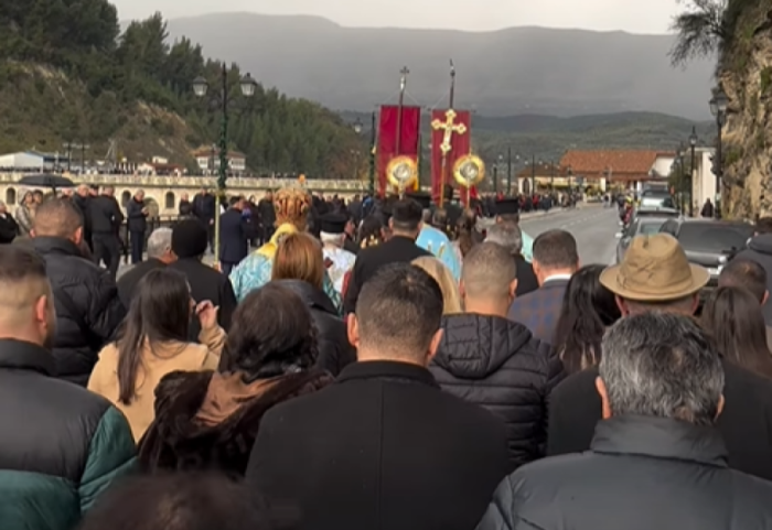 Besimtarët sfidojnë përmbytjet në Ditën e Ujit të Bekuar