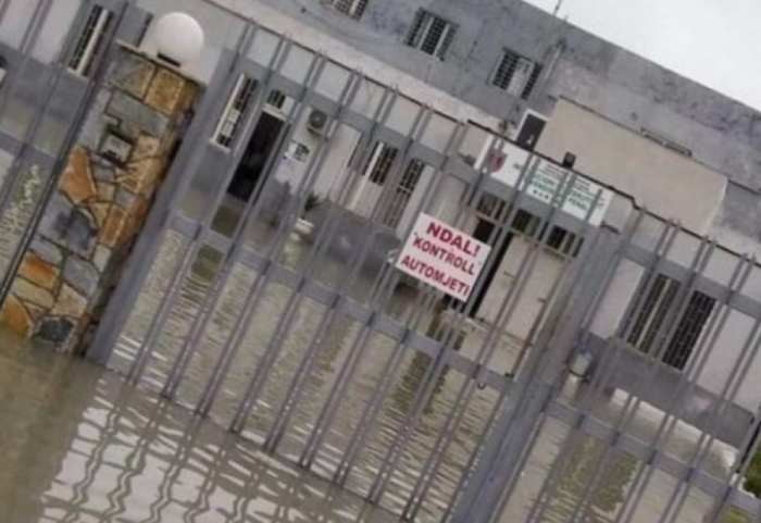 Përmbytet burgu në Durrës, 8 qeli nën ujë