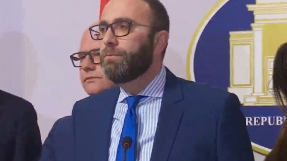 “E latë të hante Vitin e Ri në shtëpi”, Bardhi: Balluku alibi me afatin 3-javor, s’ka tërhequr dosjen