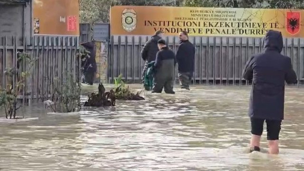 Me çizme deri në gju, ministri i Drejtësisë inspekton burgun e përmbytur të Durrësit