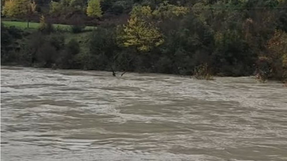 Vjosa del nga shtrati në Mifol, dëmtohet rruga dhe 2 banesa në Vajzë