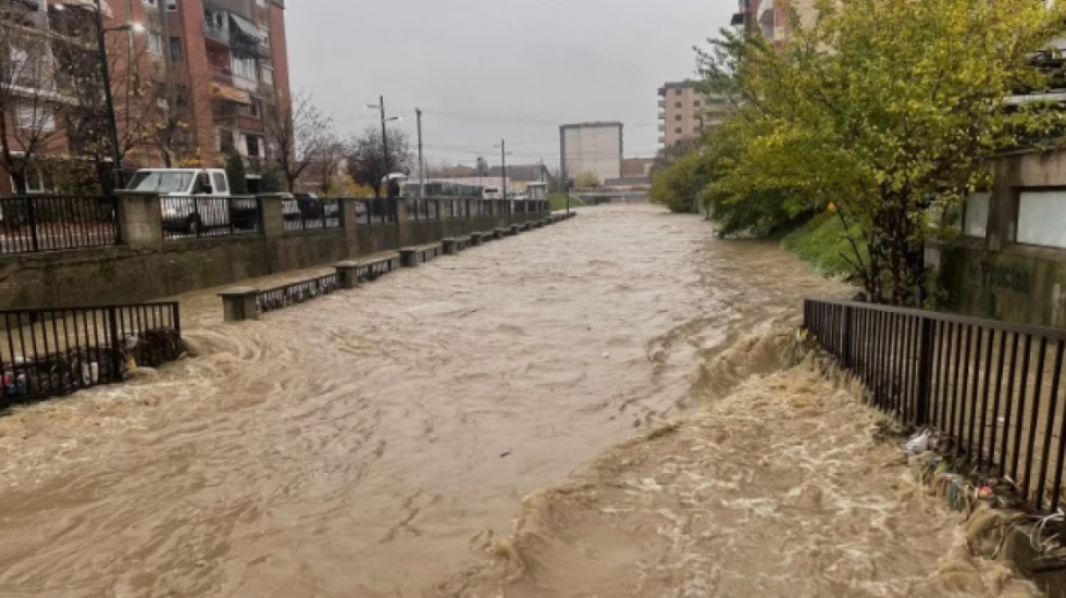 Edhe Kosova nën ujë, shtyhet nisja e procesit mësimor