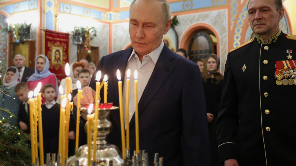 Putin ndez qiri në liturgjinë e Krishtlindjes: Luftëtarët e Rusisë e mbrojnë atdheun me urdhër të Zotit!