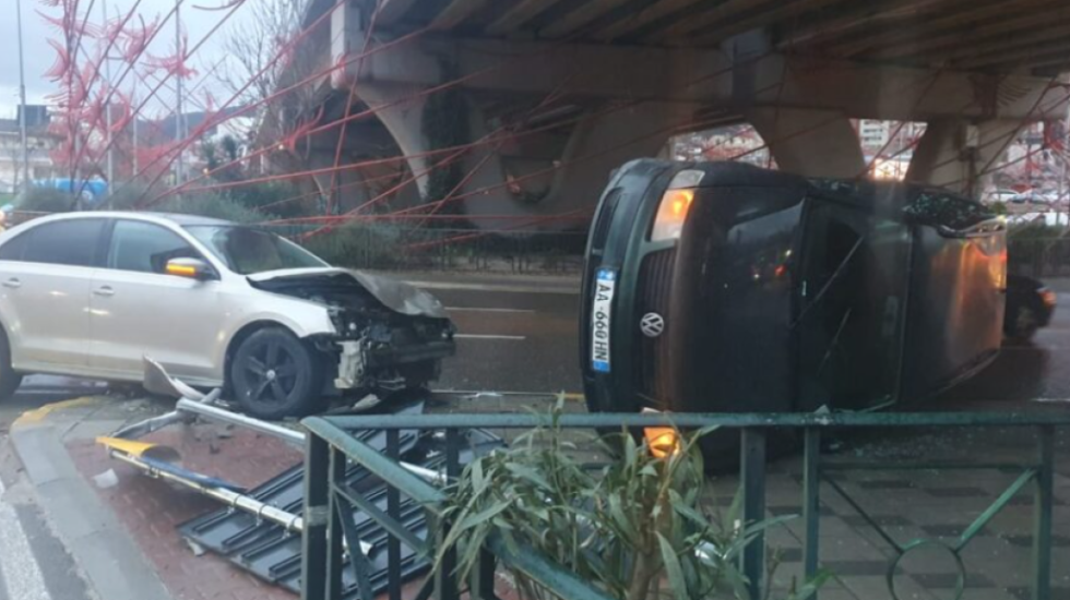 Aksident te “Pallati me Shigjeta”, përmbyset një makinë