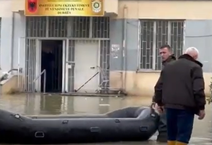 Burgu i Durrësit mbetet nën ujë, aksesohet me gomone