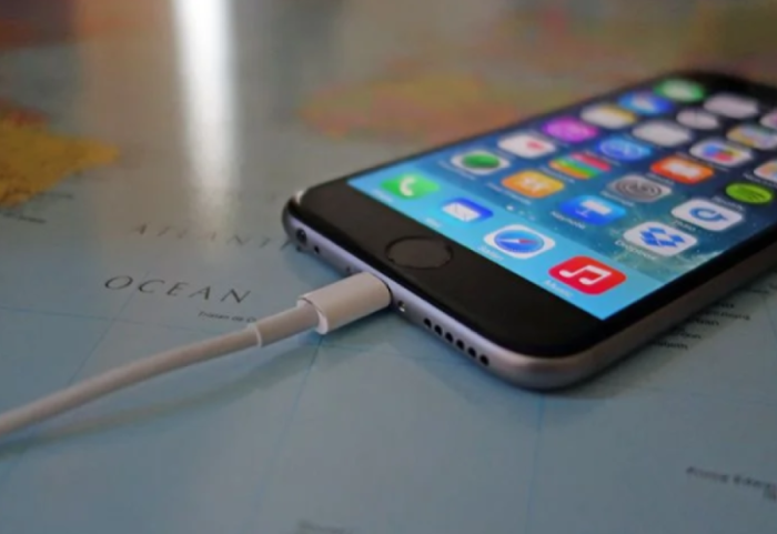 Gabimi që shumë njerëz bëjnë kur karikojnë telefonin