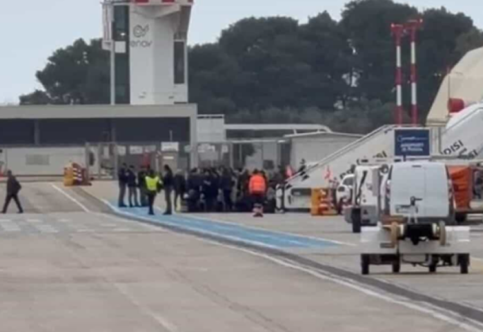 Moti i keq lë shqiptarët aeroporteve të Italisë, në Brindizi pushtojnë pistën në formë proteste