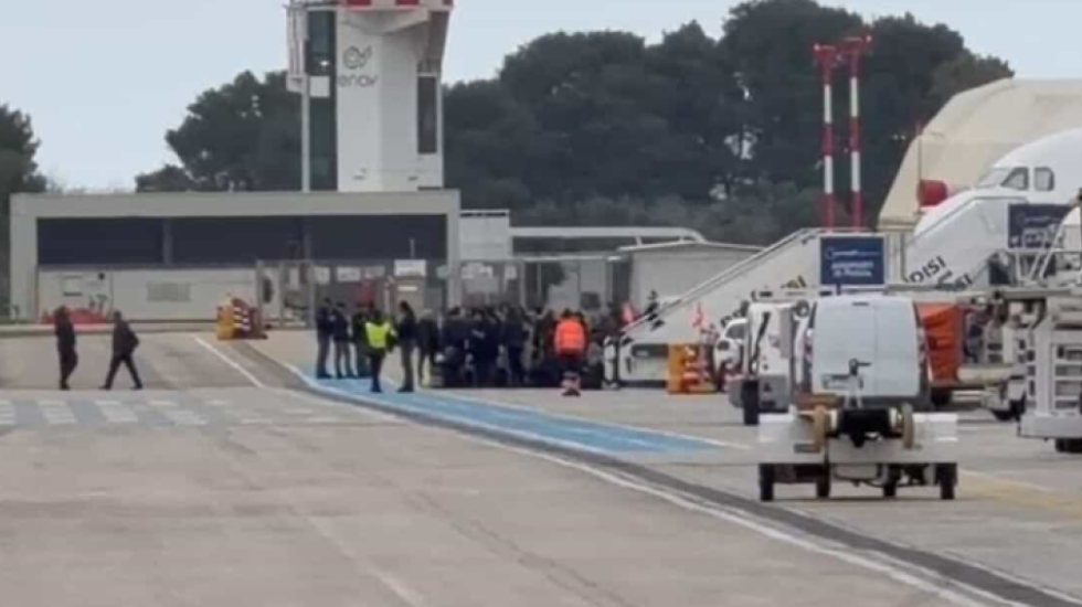 Moti i keq lë shqiptarët aeroporteve të Italisë, në Brindizi pushtojnë pistën në formë proteste
