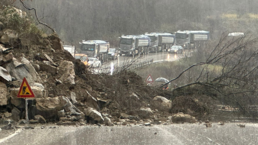 Shembet masivi shkëmbor, bllokohet aksi Gjirokastër-Tepelenë, kolona e mjeteve arrin në 10 km