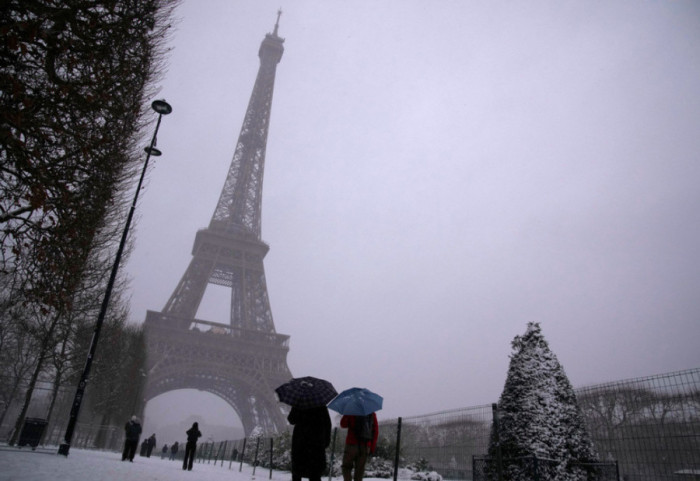 Humb jetën në rrethana misterioze gazetari rus në Paris, bie nga kati i 7 i pallatit