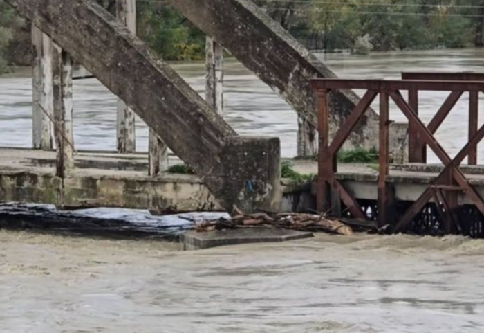 Vjosa del nga shtrati, evakuohen me dhjetëra banorë