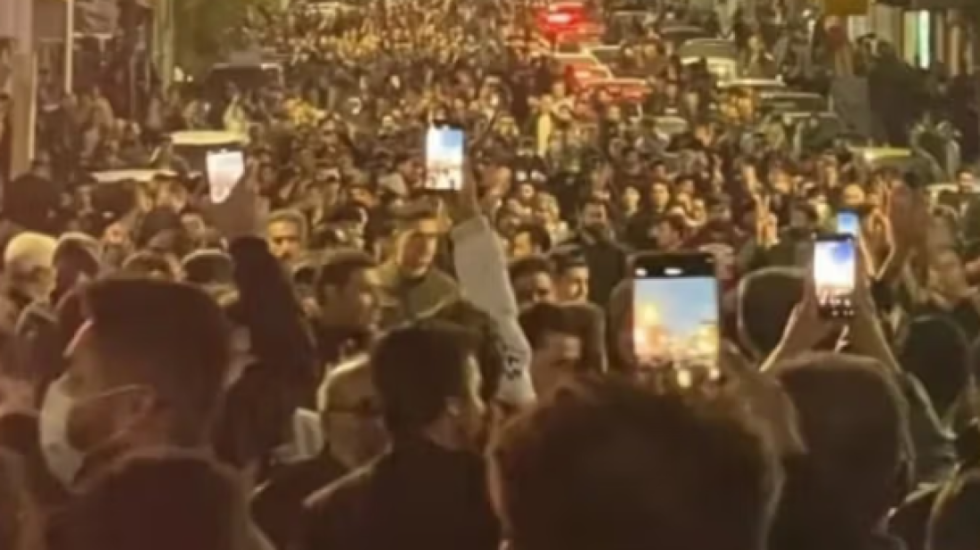 Mbi 30 mijë viktima në Iran, raportime të frikshme për kamionë me mitralozë që qëllonin protestuesit