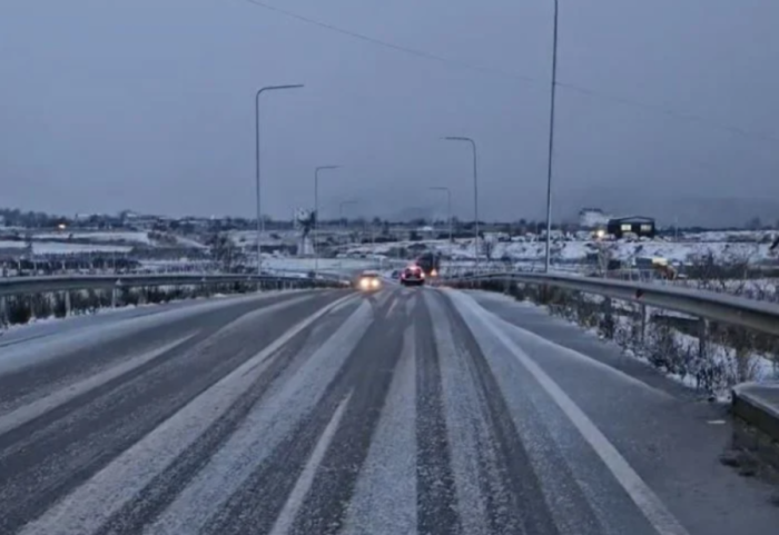 Kukës, shiu i lë vendin borës, rrëshqitjet e dherave bllokojnë disa akse