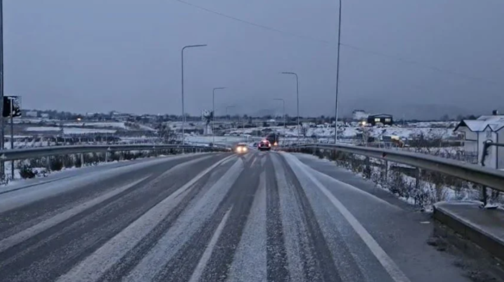 Kukës, shiu i lë vendin borës, rrëshqitjet e dherave bllokojnë disa akse