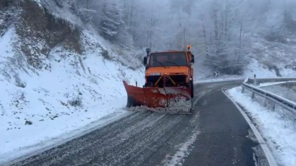 Borë intensive në Korçë, dalin në rrugë borëpastrueset