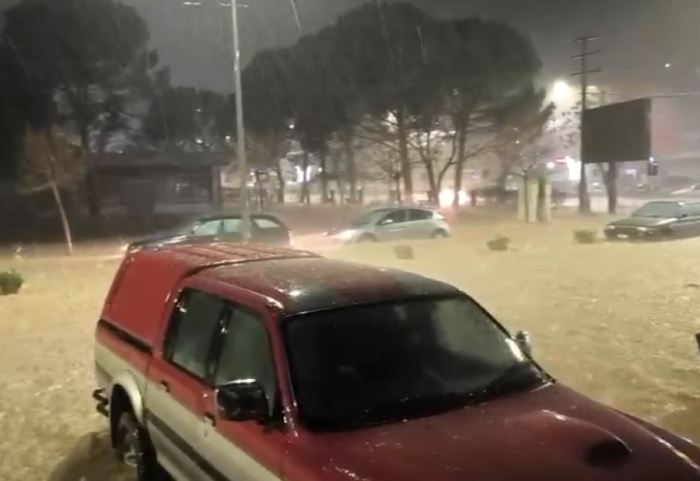 Moti i keq, shiu i lë vendi borës në disa zona, nis problematikat e para